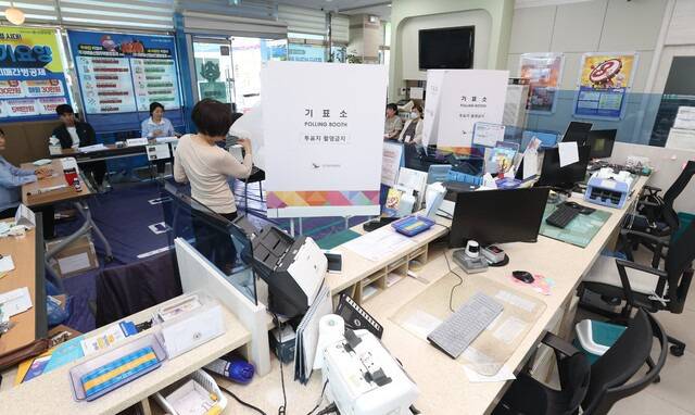 제21대 대통령 선거일인 3일 전주시 성가신협 서학지점에 마련된 서서학동 제3투표소에서 유권자가 투표를 하고 있다. 조현욱 기자