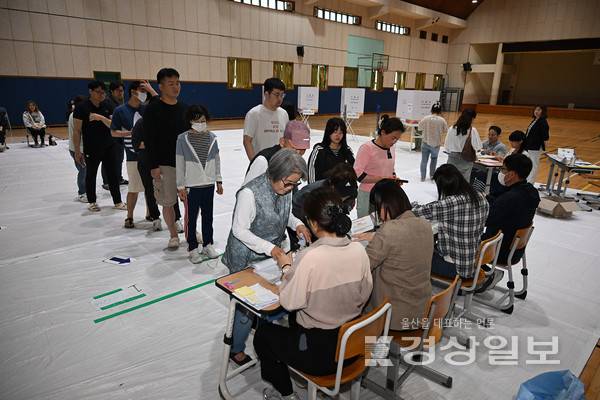 제21대 대통령 선거일인 3일 울산시 북구 천곡중학교 체육관에 마련된 농소3동 제2투표소에서 유권자들이 길게 줄지어 서있다. 김도현기자 do@ksilbo.co.kr