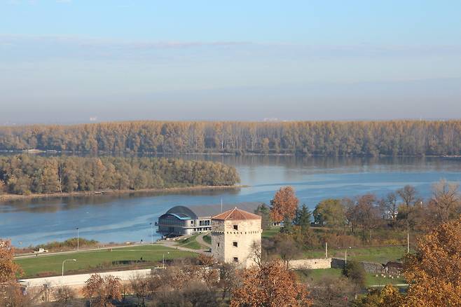 베오그라드 도심 도나우강과 사바강이 합쳐지는 두물머리 칼레메그단(요새와 전쟁터) 성채에서 바라본 모습이다. 가운데 육각형 ‘네보이샤탑’은 에니체리들이 세르비아 봉기를 제압하는 과정에서 포로로 잡은 세르비아 민중을 학살하던 장소다.