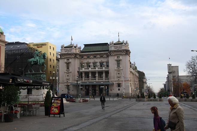 이른 아침 베오그라드 시청 앞 공화국 광장. 왼쪽 동상에 대해서는 후속 편에서 사연을 이야기하고자 한다.