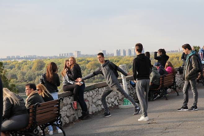 깔레메그단에서 본 세르비아 청소년들.