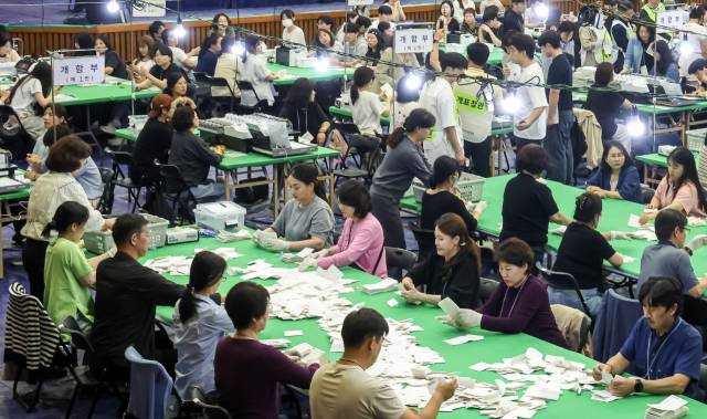 제21대 대통령 선거 투표가 종료된 3일 부산 남구 부경대학교 대연캠퍼스 체육관에 마련된 개표소에서 개표사무원들이 투표지 분류 작업을 하고 있다. 김종진 기자 kjj1761@
