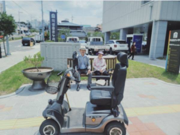 6월 3일 제21대 대통령선거일, 경북 의성읍 온누리터 앞에서 94세 김문한씨와 91세 손분남씨 부부가 투표를 마친 뒤 휴식을 취하고 있다. 김동현 기자 jhass80@kyongbuk.com