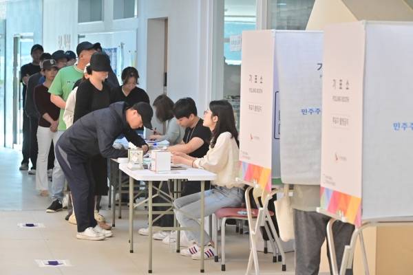 3일 오전 제주시 이도초등학교에 마련된 이도2동투표소에서 이 지역 주민들이 투표용지를 받기 위해 서명난에 확인을 하고 있다. 고봉수 기자