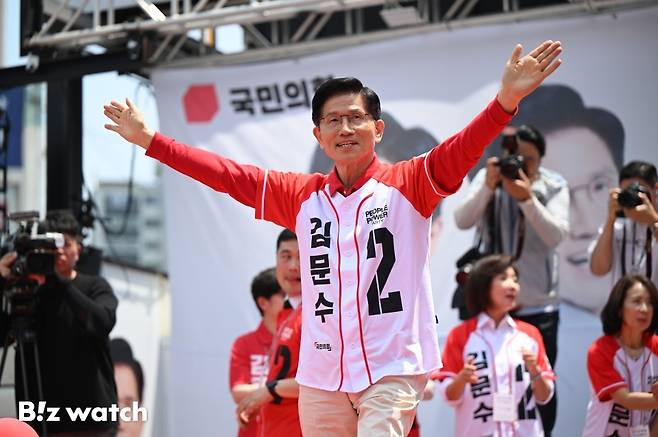 김문수 국민의 힘 후보가 유세 중 두 팔을 치켜 들고 있다./사진=이명근 기자