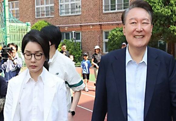 윤석열 전 대통령과 김건희씨가 3일 서울 서초구 원명초등학교에 마련된 서초4동 제3투표소에서 투표를 마친 뒤 차량으로 향하고 있다. (사진=공동취재)