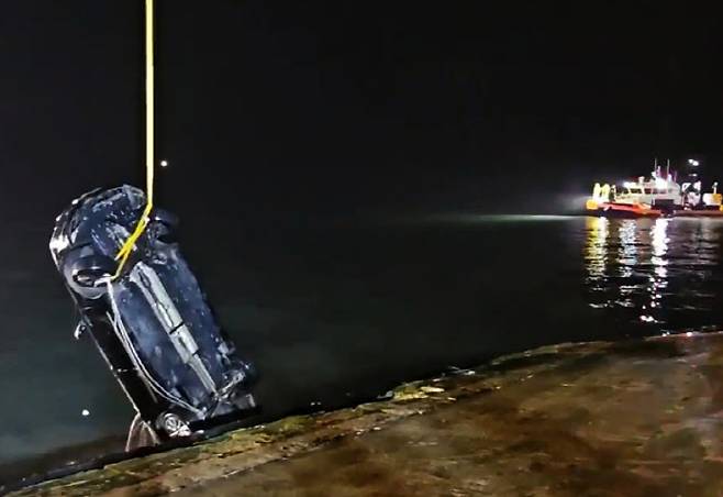 지난 2일 오후 전남 진도군 임회면 진도항 인근 해상으로 빠진 일가족 탑승 차량이 인양되고 있다. (사진=목포해양경찰서)