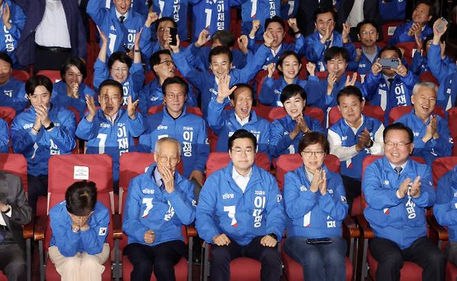 더불어민주당 윤여준·박찬대 상임 총괄선대위원장을 비롯한 공동선대위원장들이 3일 서울 여의도 국회 의원회관에 마련된 제21대 대통령선거 개표상황실에서 출구조사 결과 발표가 나오자 기뻐하고 있다.(사진=연합뉴스 제공)