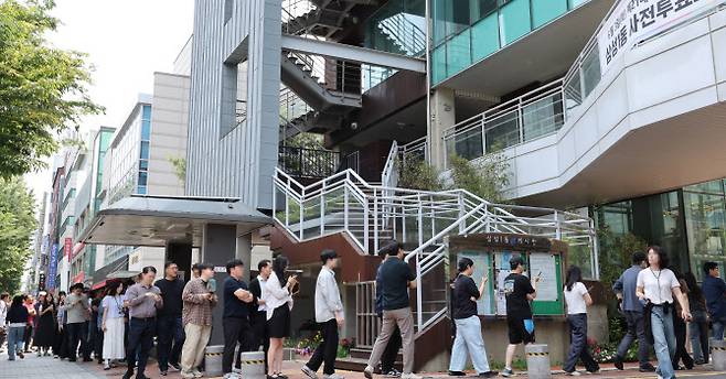 제21대 대통령선거 사전투표 이틀째인 30일 서울 강남구 삼성1동 주민센터에 마련된 투표소에서 시민들이 투표를 위해 줄 서 있다. (사진 = 연합뉴스)