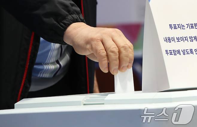 제21대 대통령 선거일인 3일 제주 용담1동 노인복지회관에 마련된 용담1동 제1투표소에서 유권자가 투표를 하고 있다. 2025.6.3/뉴스1 ⓒ News1 오현지 기자