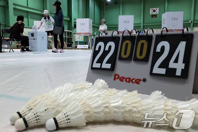 제21대 대통령선거 본투표가 시작된 3일 오전 서울시 강남구 남부순환로 매봉산실내배드민턴장에 마련된 도곡1동 제5투표소를 찾은 유권자들이 소중한 한 표를 행사하고 있다. 2025.6.3/뉴스1 ⓒ News1 박정호 기자