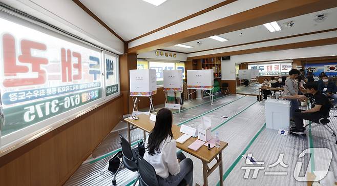 제21대 대통령선거 본투표날인 3일 오전 광주 남구 진월동 제5투표소인 백두태권도 체육관에서 유권자들이 투표를 하고 있다. 2025.6.3/뉴스1 ⓒ News1 김태성 기자