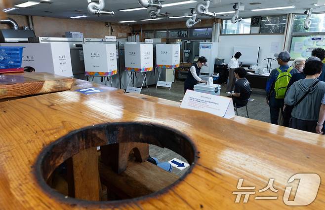 제21대 대통령 선거일인 3일 오전 경기 광명시의 한 음식점에 마련된 소하2동 제4투표소에서 유권자들이 투표하고 있다. 2025.6.3/뉴스1 ⓒ News1 이승배 기자