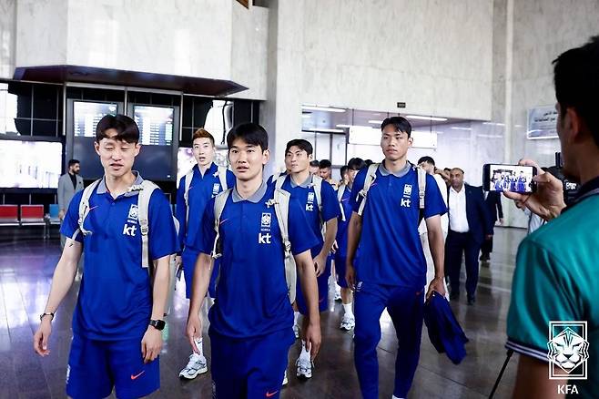 2026 FIFA 북중미 월드컵 3차 예선을 위해 출국한 대한민국 축구대표팀이 지난 2일(현지시간) 이라크 바스라 국제공항에 도착해 이동하고 있다. (대한축구협회 제공. 재판매 및 DB 금지) 2025.6.3/뉴스1