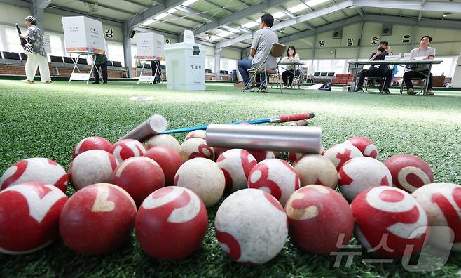 제21대 대통령선거가 치루어진 3일 오전 투표소로 깜짝 변신한 세종시 연서면 신대게이트볼장 연서 제3투표소에서 유권자들이 소중한 한표를 행사하고 있다. 2025.6.3/뉴스1 ⓒ News1 김기남 기자