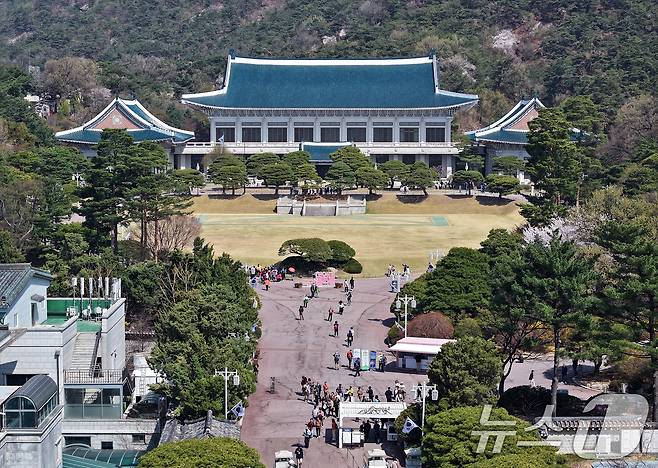 11일 서울 종로구 청와대를 찾은 관람객들이 본관으로 입장하고 있다. 2025.4.11/뉴스1 ⓒ News1 김진환 기자
