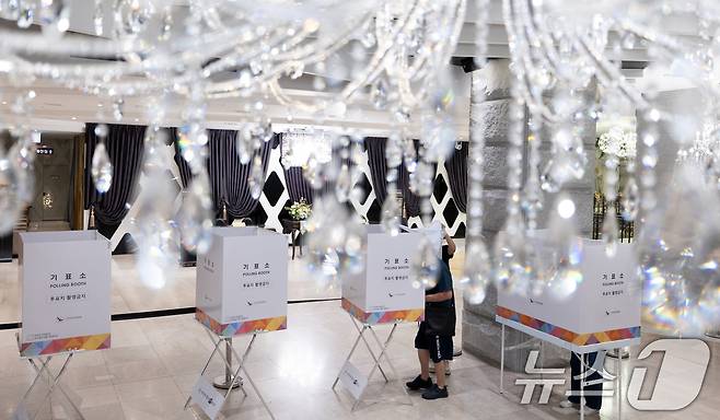 제21대 대통령 선거일인 3일 서울 구로구의 한 웨딩홀에 마련된 구로5동 제1투표소에서 유권자들이 투표하고 있다. 2025.6.3/뉴스1 ⓒ News1 이승배 기자