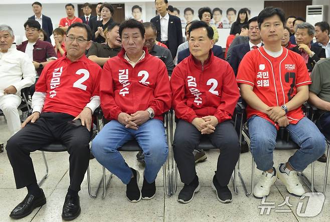 3일 대구 수성구 범어동 국민의힘 대구시당 대강당에서 대구를 지역구로 둔 의원들이 대선 출구조사 결과를 지켜보고 있다. 2025.6.3/뉴스1 이성덕 기자