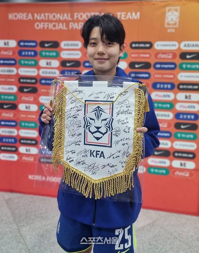 전유경이 2일 콜롬비아전을 마친 뒤 동료들의 사인이 담긴 기념품을 들고 포즈를 취하고 있다. 사진 | 용인=박준범기자