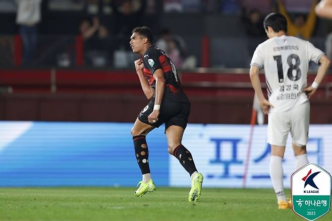 포항 조르지가 지난 1일 강원전에서 동점골을 넣은 뒤 환호하고 있다. 사진 | 한국프로축구연맹