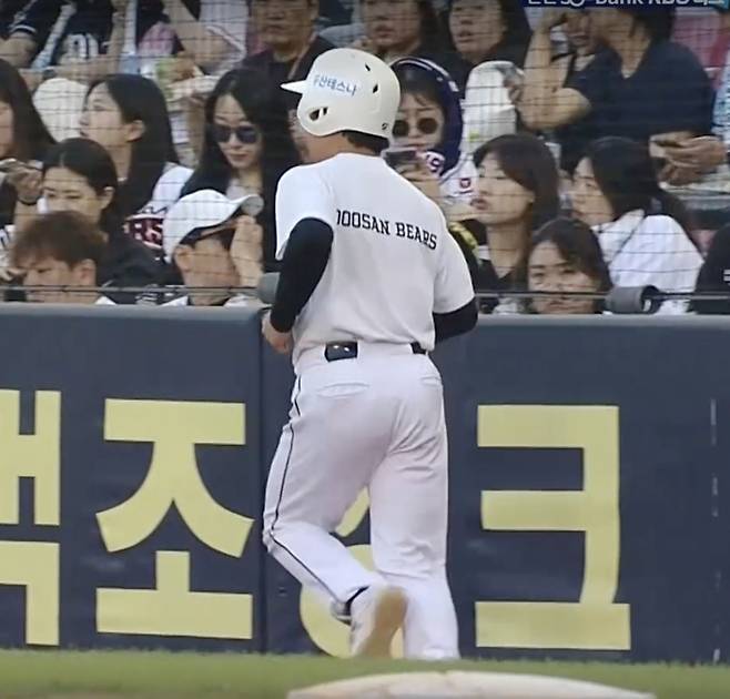 공수교대 때 화장실을 다녀온 볼보이가 황급히 뛰어서 제자리로 가고 있다. 사진 | 티빙