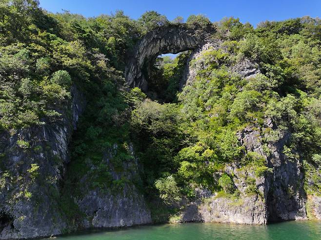 ◇강쪽에서 바라 본 석문은 자연의 솜씨라고는 믿기 어려울 정도로 조형미가 뛰어나다. 사진제공=지엔씨21