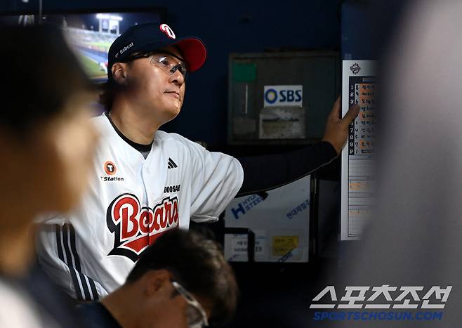 21일 잠실야구장에서 열린 SSG와 두산의 경기, 두산 이승엽 감독이 8회초 패색이 짙은 경기를 지켜보고 있다. 잠실=허상욱 기자wook@sportschosun.com/2025.05.21/