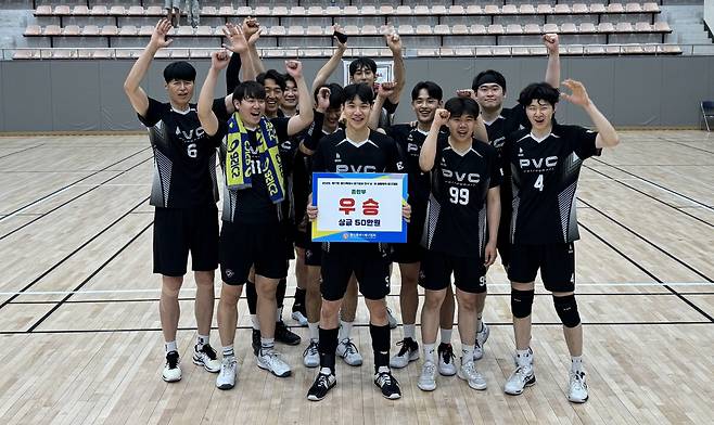 김광국(가운데) 등 한국전력 출신 선수들이 주축으로 있는 PVC가 '2025 제17회 용인특례시·경기일보 전국 남녀 생활체육 배구대회' 종합부 우승을 차지하고 기념촬영을 하고 있다. 사진제공=PVC