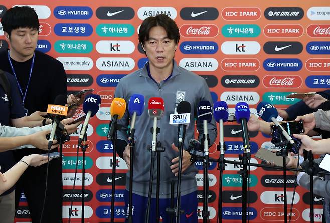 인터뷰하는 홍명보 감독
(영종도=연합뉴스) 윤동진 기자 = 홍명보 대한민국 축구대표팀 감독이 2일 인천국제공항 제1터미널을 통해 이라크로 출국하기 앞서 인터뷰를 하고 있다. 2025.6.2