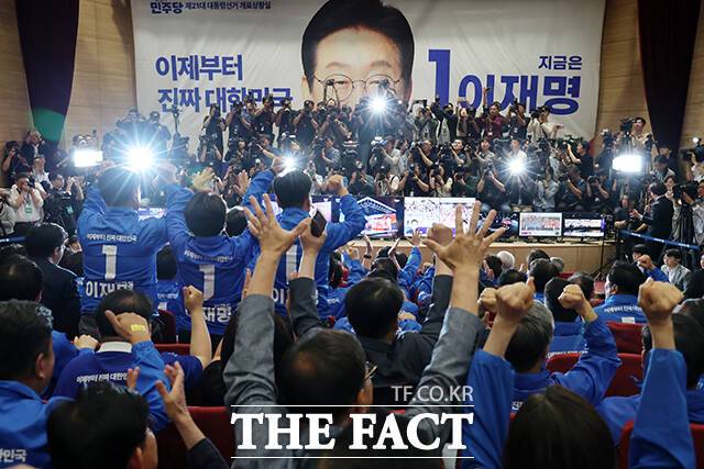 더불어민주당 윤여준·박찬대 상임 총괄선대위원장을 비롯한 공동선대위원장들이 3일 서울 여의도 국회 의원회관에 마련된 제21대 대통령선거 개표 상황실에서 출구조사 결과 발표가 나오자 기뻐하고 있다. /국회=배정한 기자