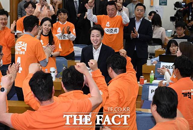 이준석 개혁신당 대선 후보가 3일 오후 서울 여의도 국회 의원회관에 마련된 제21대 대통령선거 개표상황실을 찾아 당원들의 응원을 받고 있다. /국회=박헌우 기자