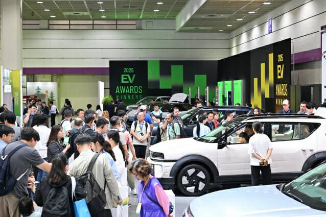 EV트렌드코리아 2025를 방문한 관객들이 기아 부스를 둘러보고 있다.