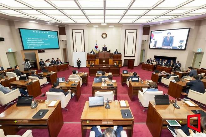 구미시의회가 지난 2일 본회의장에서 제288회 제1차 정례회 본회의를 개회으를 하고 있다.