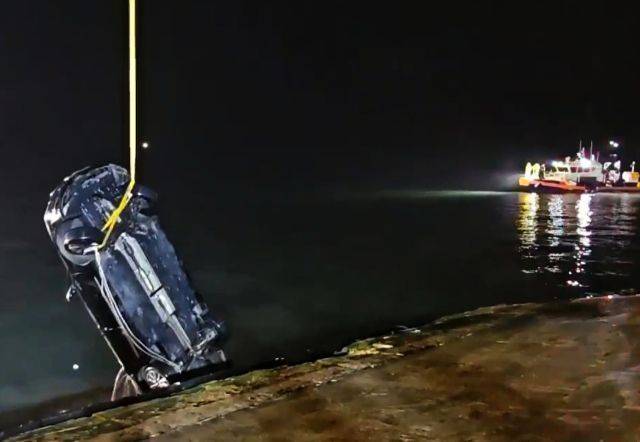 지난 2일 오후 전남 진도군 임회면 진도항 인근 해상으로 빠진 일가족 탑승 차량이 인양되고 있다. 목포해양경찰서 제공, 연합뉴스