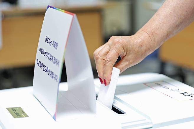 제21대 대통령선거 본투표 날인 3일 오전 광주 계림 1동 제2투표소(계림경로당)에서 유권자들이 한 표를 행사하고 있다. /뉴스1