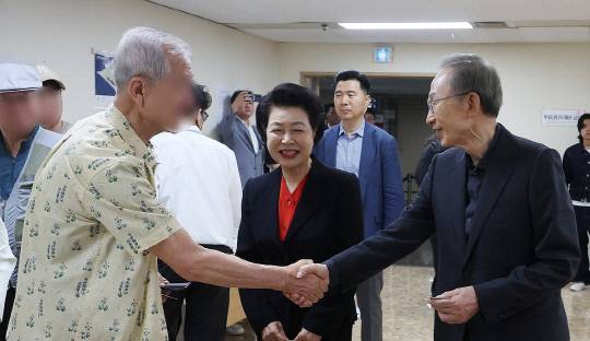 이명박(오른쪽 첫번째) 전 대통령과 부인 김윤옥(가운데) 여사는 3일 서울 강남구 논현1동제3투표소에서 투표했다. 이 전 대통령은 유권자와 인사를 나누기도 했다. 연합뉴스