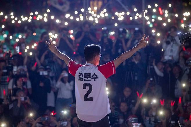 김문수 국민의힘 대선 후보가 2일 오후 서울 중구 시청광장에서 열린 서울 피날레 총유세에서 지지를 호소하고 있다. ⓒ데일리안 방규현 기자