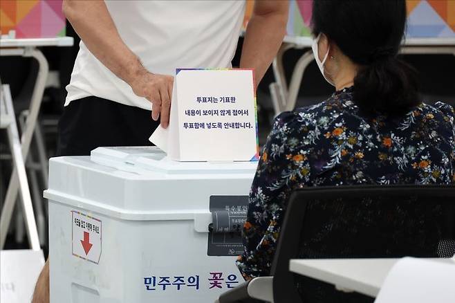 제 21대 대통령선거 본 투표일인 3일 오전 서울 성북구의 한 투표소에서 유권자들이 투표에 참여하고 있다. ⓒ데일리안 홍금표 기자