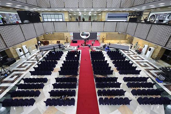 21대 대선일인 3일 국회본청 로텐더홀에서 작업자들이 다음날 대통령 취임식을 준비하고 있다. ⓒ연합뉴스