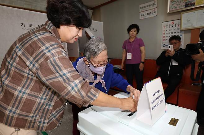 제21대 대통령선거 본투표날인 3일 오전 광주 동구 최고령 유권자인 김정자(109·여)씨가 계림경로당(계림1동 제2투표소)에서 딸의 도움을 받아 투표를 하고 있다. 2025.06.03. 뉴시스