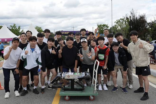 황보제민 KAIST 기계공학과 교수(맨 앞줄 오른쪽에서 두 번째) 연구팀. KAIST 제공