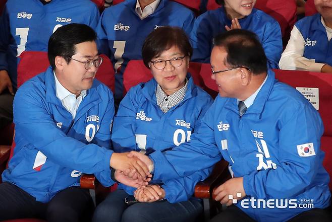 제21대 대통령선거가 실시된 3일 서울 여의도에 마련된 더불어민주당 개표 상황실에서 박찬대 더불어민주당 상임총괄선거대책위원장을 비롯한 당 관계자들이 방송사 출구조사를 지켜보고 있다. 이동근·김민수기자 photo@etnews.com