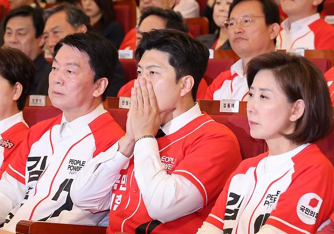 국민의힘 김용태 비상대책위원장이 3일 서울 여의도 국회도서관에 마련된 국민의힘 제21대 대통령선거 개표상황실에서 방송사 출구조사 결과를 지켜보고 있다. 연합뉴스