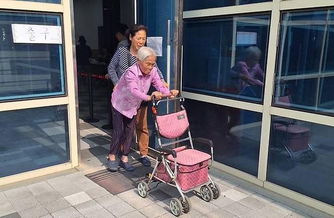 NISI20250603_0001858731_web_20250603100731_20250603103016243.jpg 주민등록 나이 121세…옥천 이용금 할머니도 \'투표\'