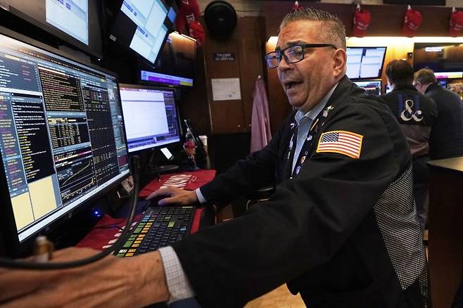 뉴욕 증시가 6월 첫 거래일인 2일(현지시간) 초반 약세를 딛고 상승세로 마감했다. 철강 관세율 두 배 인상 소식에 철강주들이 이날 폭등했다. AP 뉴시스