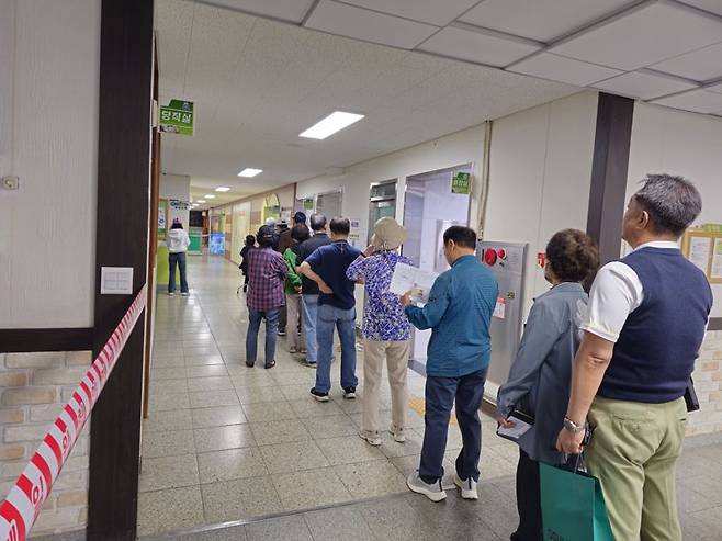 고양시 일산서구 장촌초등학교 다목적실 투표소에서 유권자들이 투표 시작을 기다리고 있다. 사진=박성현 수습기자