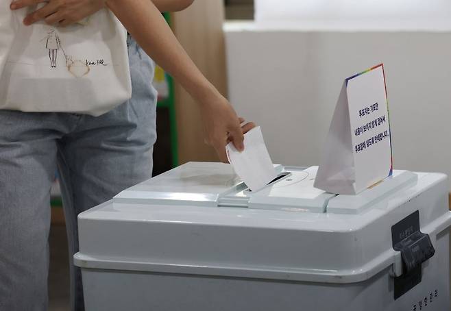 제21대 대통령 선거일인 3일 경기 화성시 서동탄역파크자이아파트 작은도서관에 마련된 진안동제8투표소에서 유권자들이 투표를 하고 있다. /사진=뉴스1