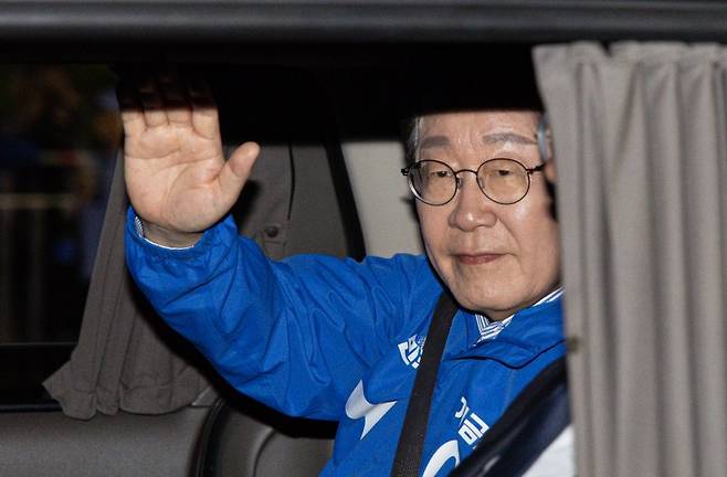 이재명 더불어민주당 대통령 후보가 제21대 대통령선거를 하루 앞둔 2일 오후 서울 영등포구 여의도공원에서 열린 마지막 유세를 마치고 시민들에게 인사하고 있다. 사진=뉴스1