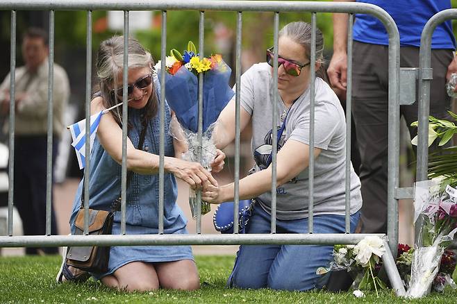 1일 친이스라엘 단체 행사 중 공격이 있었던 콜로라도주 볼더카운티 구 법원청사 앞에서 사람들이 꽃다발을 놓고 있다. AP연합뉴스
