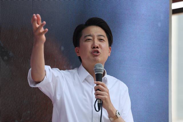 이준석 개혁신당 대통령 후보가 제21대 대통령선거 사전투표 첫날인 지난달 29일 경기 성남시 분당구 판교테크노벨리에서 지지를 호소하고 있다. 김영원 기자 forever@hani.co.kr